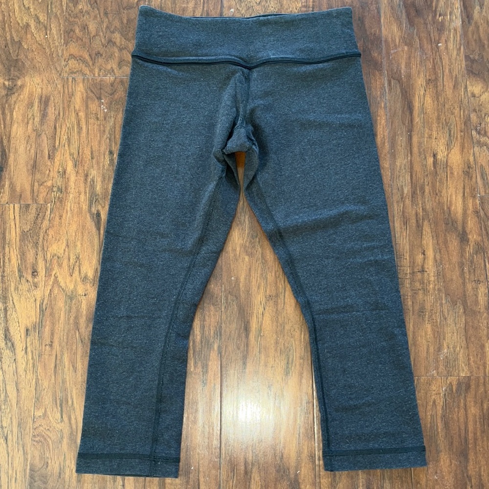 Nice and comfy grey crop Lululemon leggings!